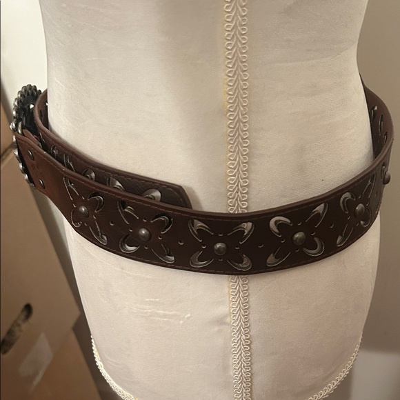Brown Leather Western Belt with Rhinestone Floral Buckle – Boho Cowgirl Style - Picture 4 of 12